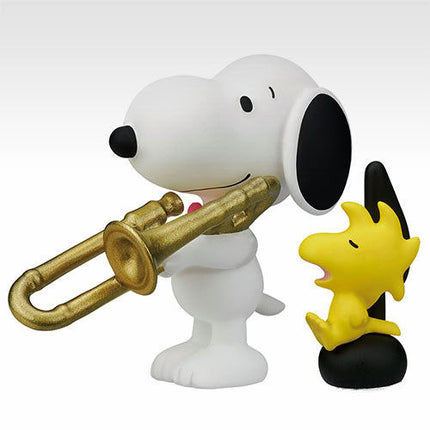 Snoopy trumpet miniature figure with gold trumpet and yellow flame accessory