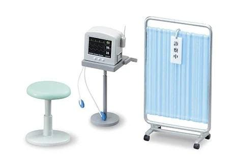 a medical device, including a monitor, a stool, and a curtain.