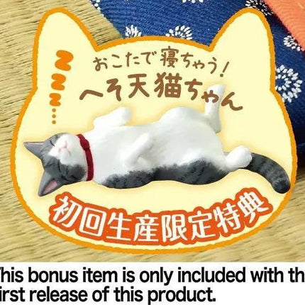 A cat-shaped badge with Japanese text and a sleeping cat image, indicating that this item is only included with the first release of the product.