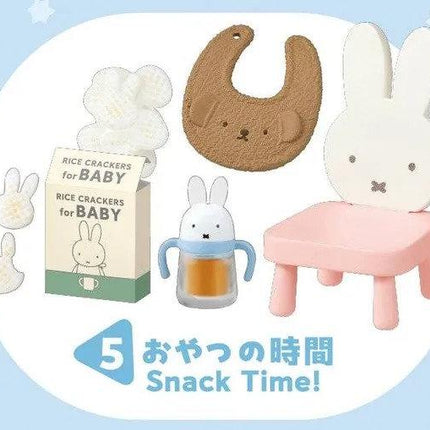 various baby-related items, including a rice cracker box, a bib, a baby bottle, a pink chair, and a small toy rabbit. The text "5枚の自動検索" is visible, which translates to "5 snack time!"