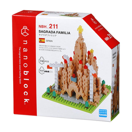The image is a box for a Nano-Block building set called "Sagada Familia" (Spanish for "Gotham Palace") from Spain. The box features a detailed image of the set, which is a building made up of small, interlocking plastic bricks. The box also includes information about the set, such as the number of bricks, the recommended age for players, and the recommended age range.